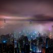 读者凌晨三点的头像，夜间书桌与显示器微光